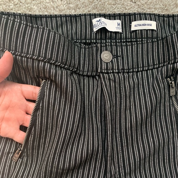 Hollister black and white pinstriped ultra high-rise skinny’s! - Picture 4 of 12